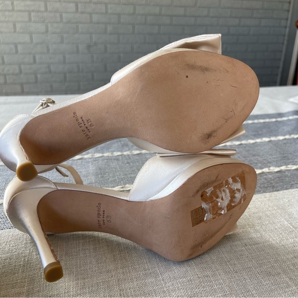 Kate Spade Bridal Bow Heeled Sandals Platform Ivory Satin Size 6 - Picture 11 of 12